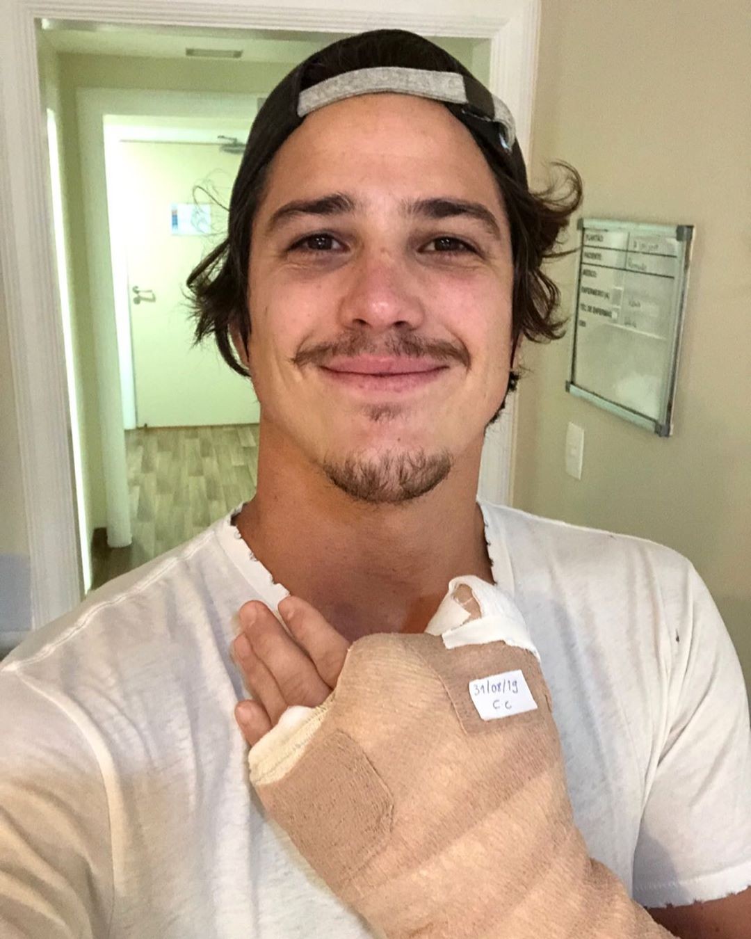 Rômulo se recupera de cirurgia; ator já recebeu  (Foto: Reprodução Instagram)