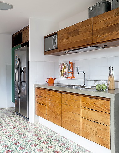 Cozinha: com piso de ladrilho hidráulico, o cômodo tem armários de madeira de demolição. Sobre a bancada de concreto, utensílios da Etna (Foto: Lufe Gomes/ Editora Globo)