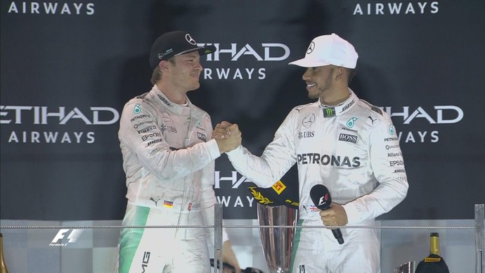 Nico Rosberg e Lewis Hamilton se cumprimentam no pódio do GP de Abu Dhabi (Foto: Divulgação)