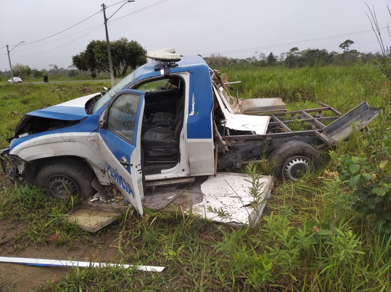 Viatura fica destruída após capotar em rodovia no sul da Bahia; um ficou ferido