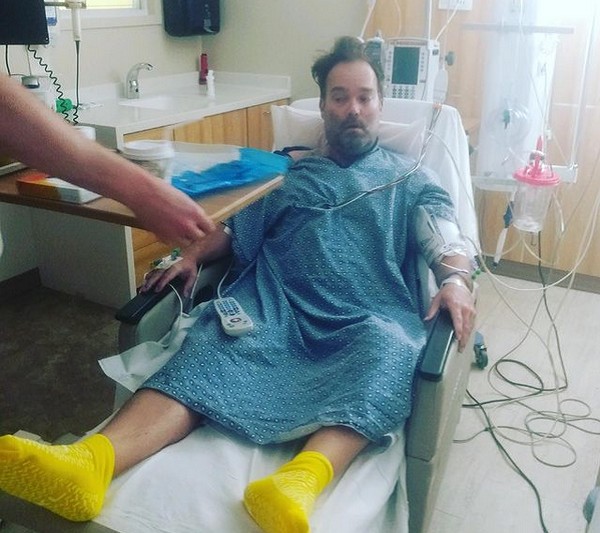 O ator André Gower em seu leito hospitalar (Foto: Instagram)