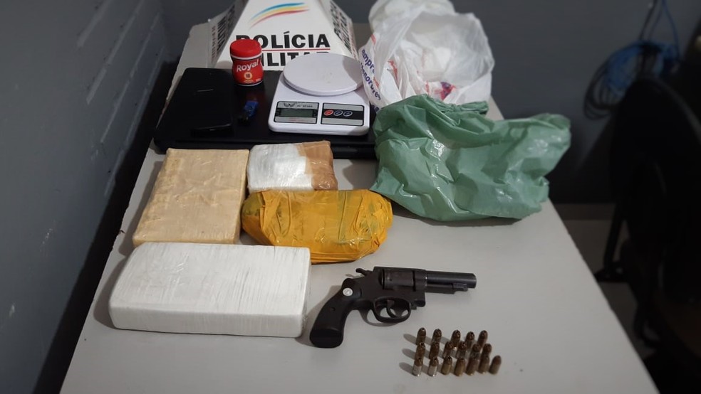 Cerca de cinco quilos de pasta base de cocaína foram apreendidos em Muriaé — Foto: Polícia Militar/Divulgação