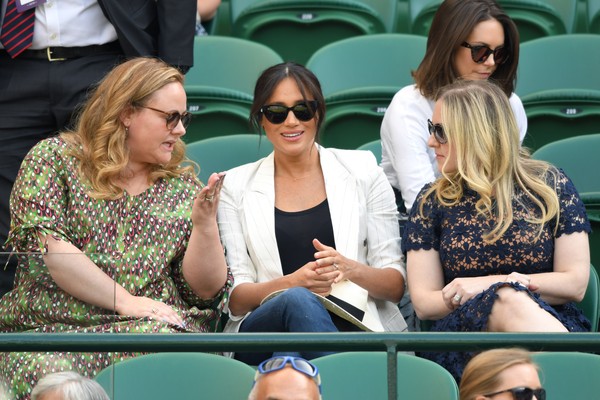 Meghan Markle com duas amigas durante uma partida de tênis do torneio de Wimbledon (Foto: Getty Images)