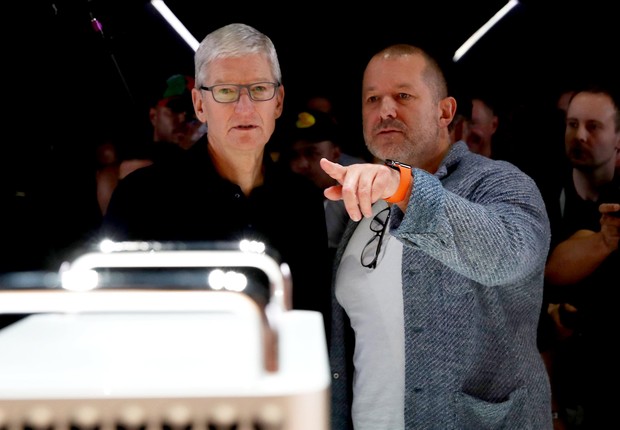 Tim Cook, CEO da Apple, ao lado de Jony Ive, design chefe da companhia (Foto: Justin Sullivan/Getty Images)