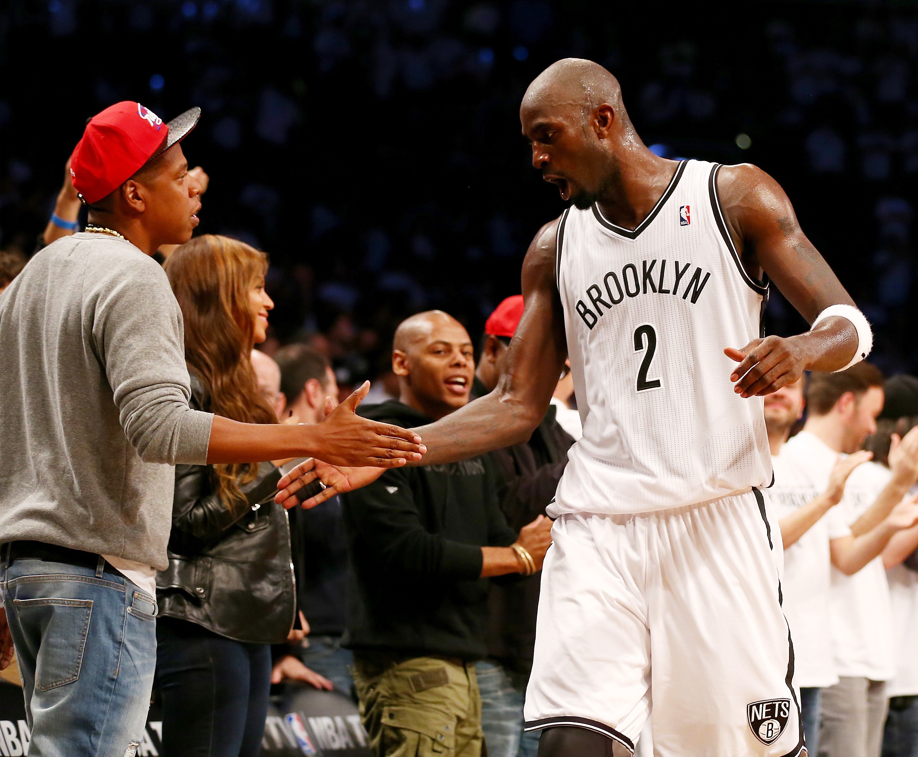 Jay Z cumprimenta o então atleta do Brooklyn Nets Kevin Garnett (Foto: Getty Images/ Elsa)