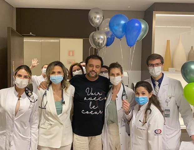 Geraldo Luís com equipe médica (Foto: Reprodução/Instagram)