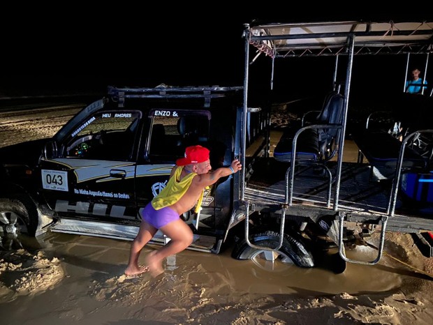 Tokinho tenta empurrar carro atolado nos Lençóis Maranhenses (Foto: Quem)