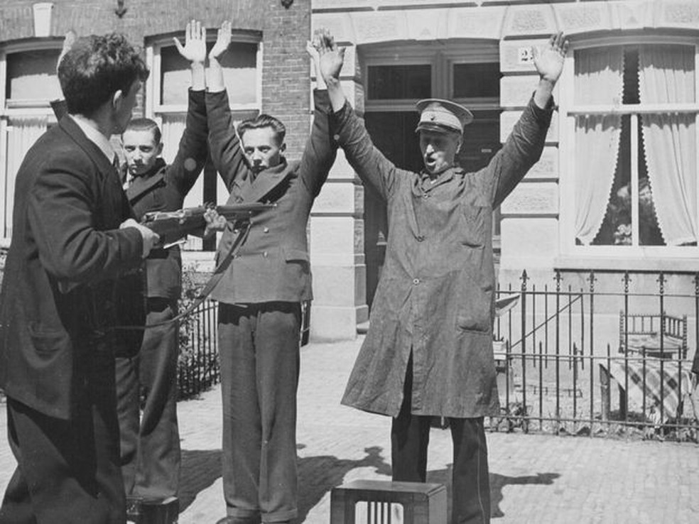 Captura de colaboradores nazistas na Holanda, em 1945  — Foto: Getty Images via BBC