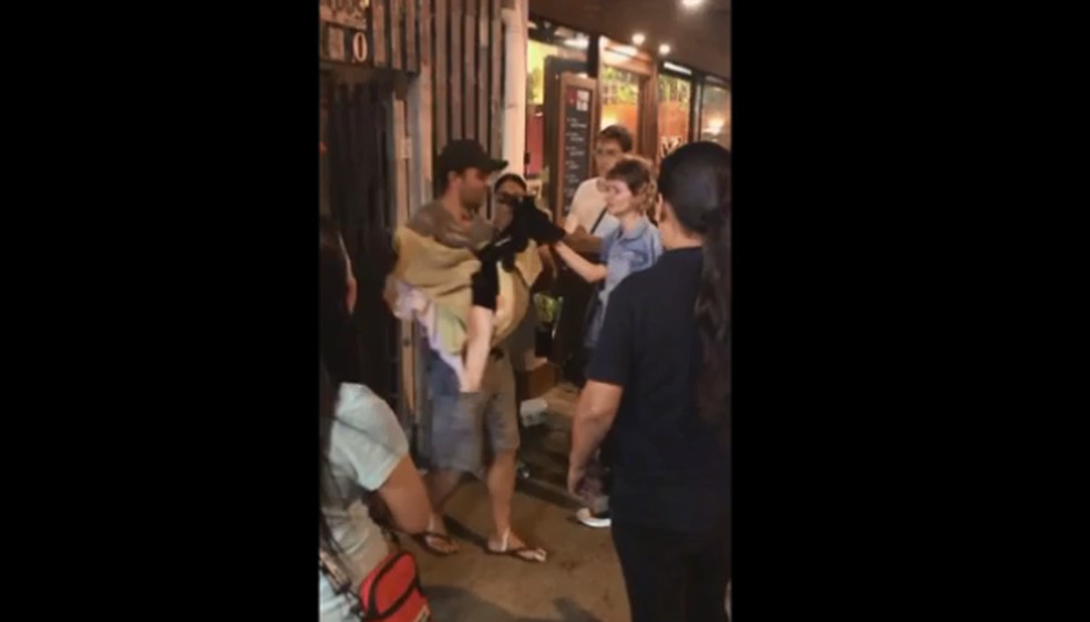 Cachorro foi socorrido após ser atingido por tiro disparado por PM em Itajaí. — Foto: Reprodução/NSC TV