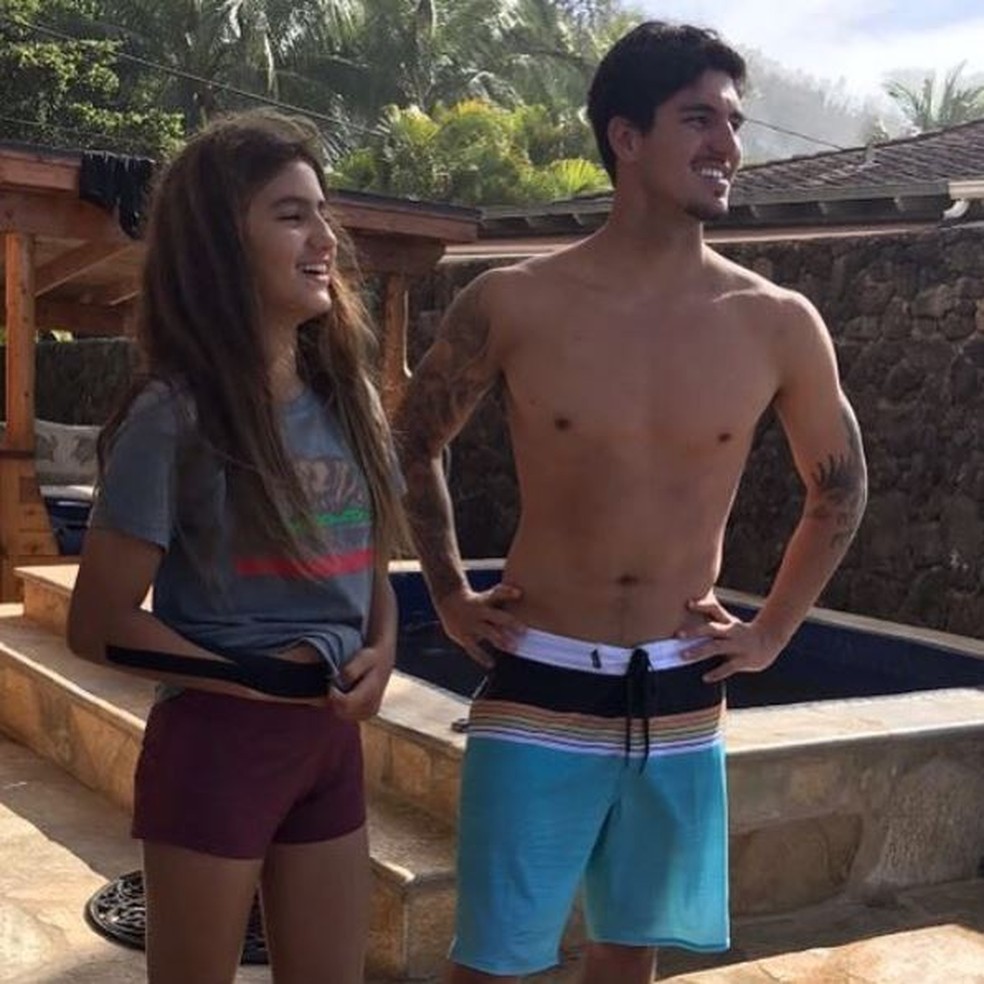 Sophia Medina e Gabriel Medina após o vice-campeonato mundial do surfista no Havaí (Foto: Reprodução/Instagram)