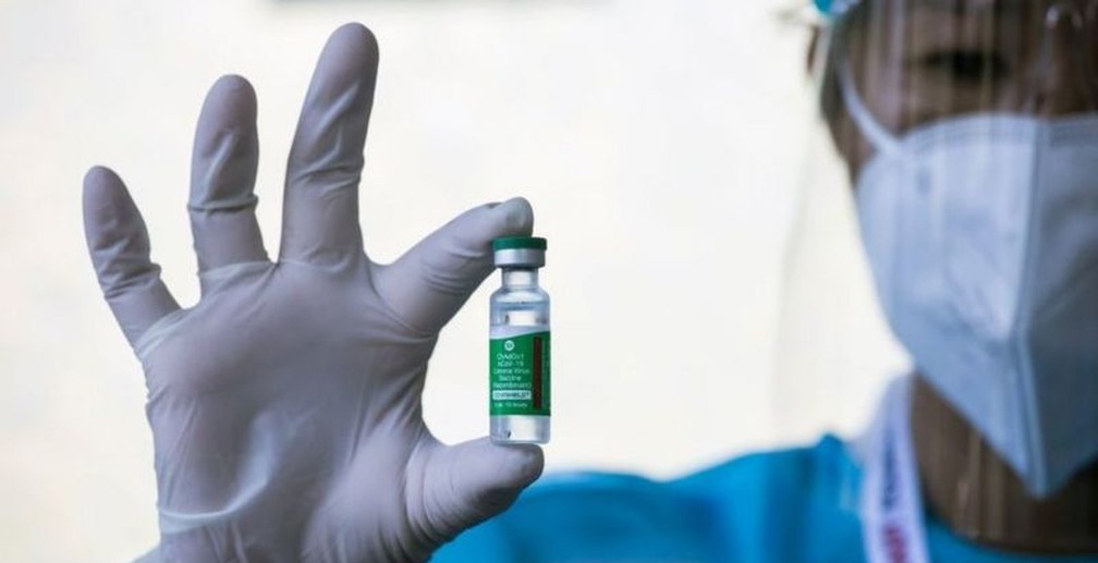A AstraZeneca enfrentou problemas em duas de suas fábricas, o que atrasou entregas de sua vacina — Foto: Getty Images via BBC