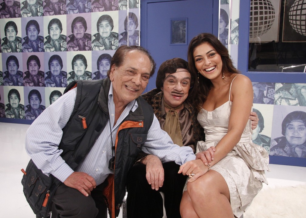 Da Julia (Lúcio Mauro), Alberto Roberto (Chico Anysio) e a atriz Juliana Paes em quadro do 'Zorra Total' em dezembro de 2009 — Foto: Isac Luz/TV Globo