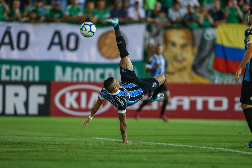Luciano garante vitória na Arena Condá com gol de bicicleta — Foto: Lucas Uebel/Grêmio/Divulgação