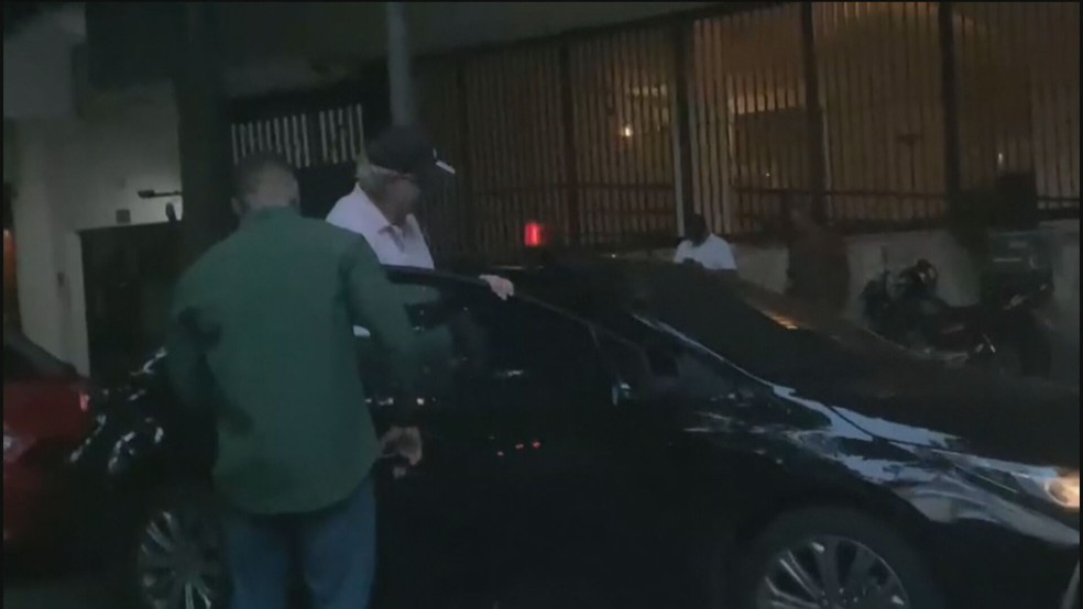 Marido de secretária do RJ foi flagrado usando carro blindado oficial para ir à academia  — Foto: Reprodução/TV Globo 