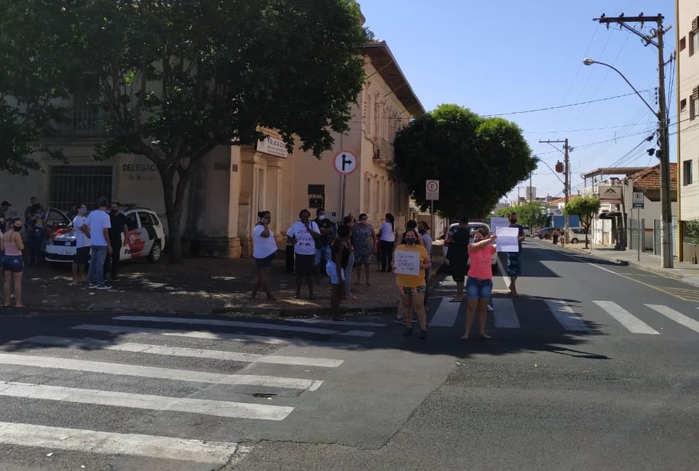 Moradores fizeram protesto na frente da delegacia de Mirassol para pedir prisão do padrasto suspeito de estuprar enteada — Foto: Julia Caputi/Mirassol Conectada