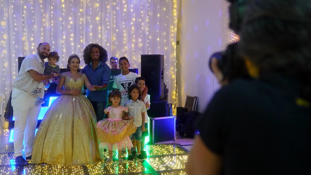 Família se reúne em festa de debutante