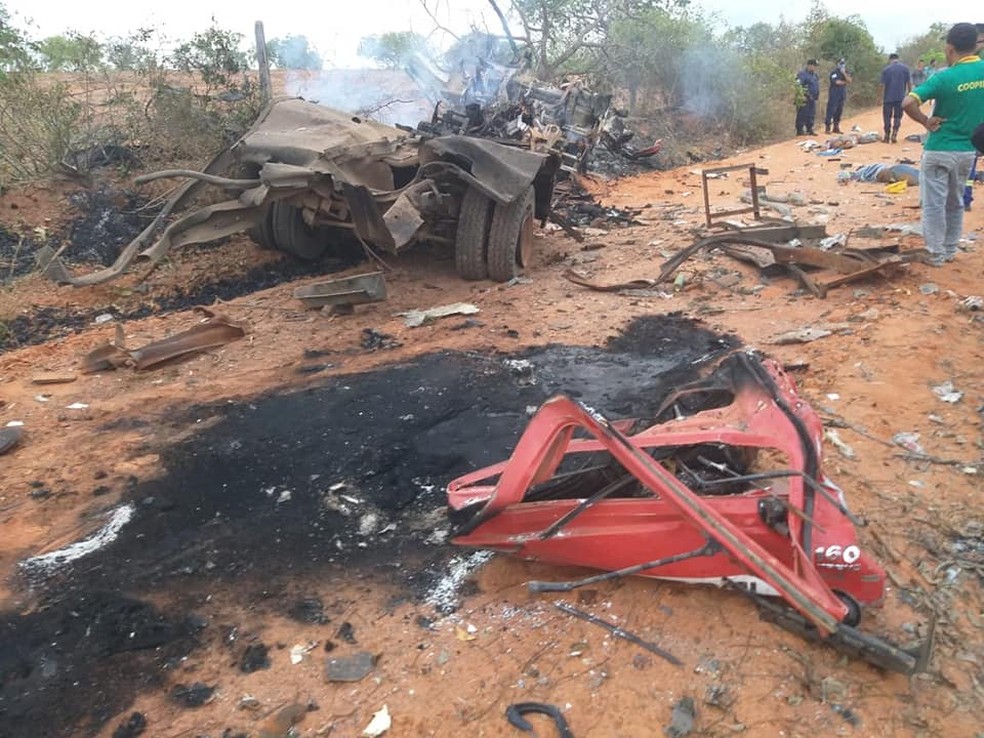 Caminhão explode e deixa três pessoas mortas no oeste da Bahia — Foto: Redes sociais