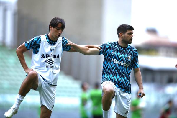 Dupla de zaga Geromel e Kannemann titular em quatro jogos consecutivos no Grêmio.