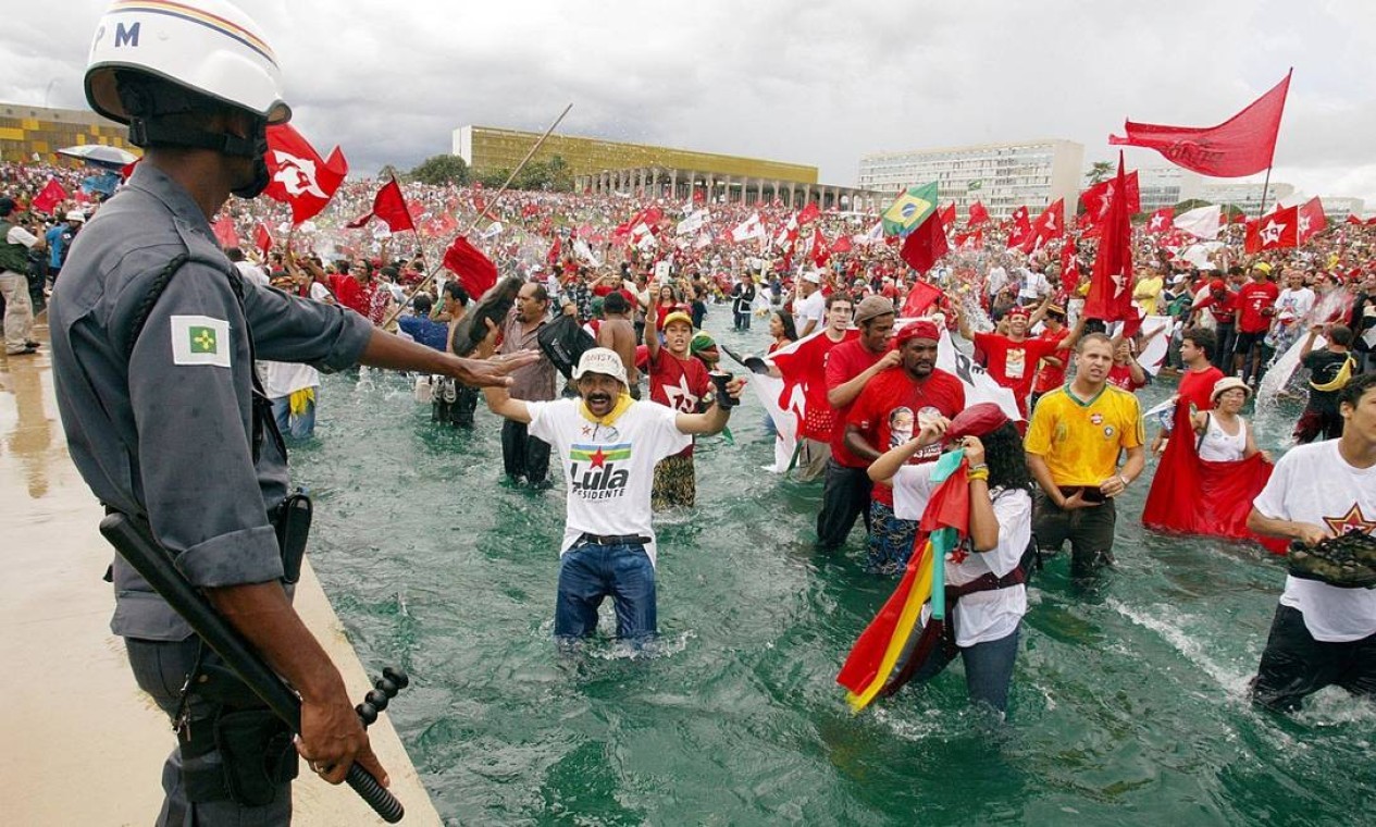 Populares comemoraram a posse de Lula na Presidência no espelho d'água do Congresso — Foto:  Vanderlei Almeida/AFP/01-01-2003