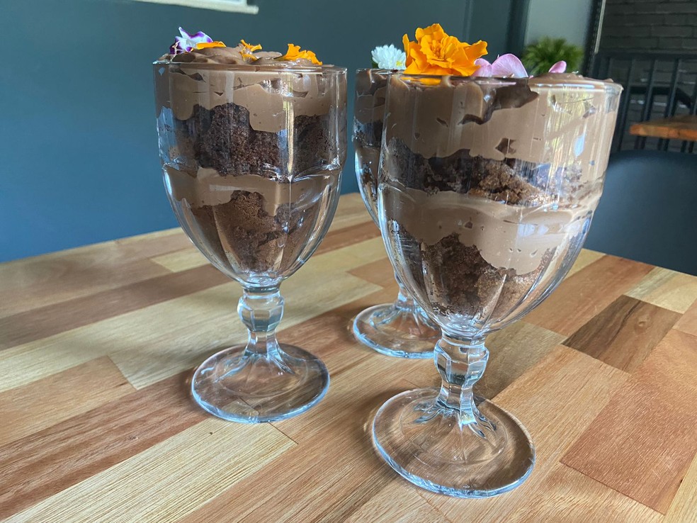 Bolo de Chocolate com Creme de Café na taça é combinação deliciosa para a sobremesa — Foto: Aline Costa/TV Fronteira