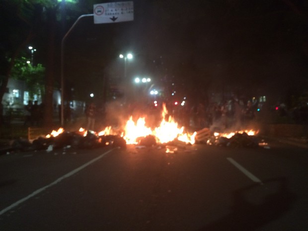 Fogo bloqueia Avenida Ipiranga na noite desta quarta-feira durante manifestação de estudantes (Foto: Roney Domingos/G1)