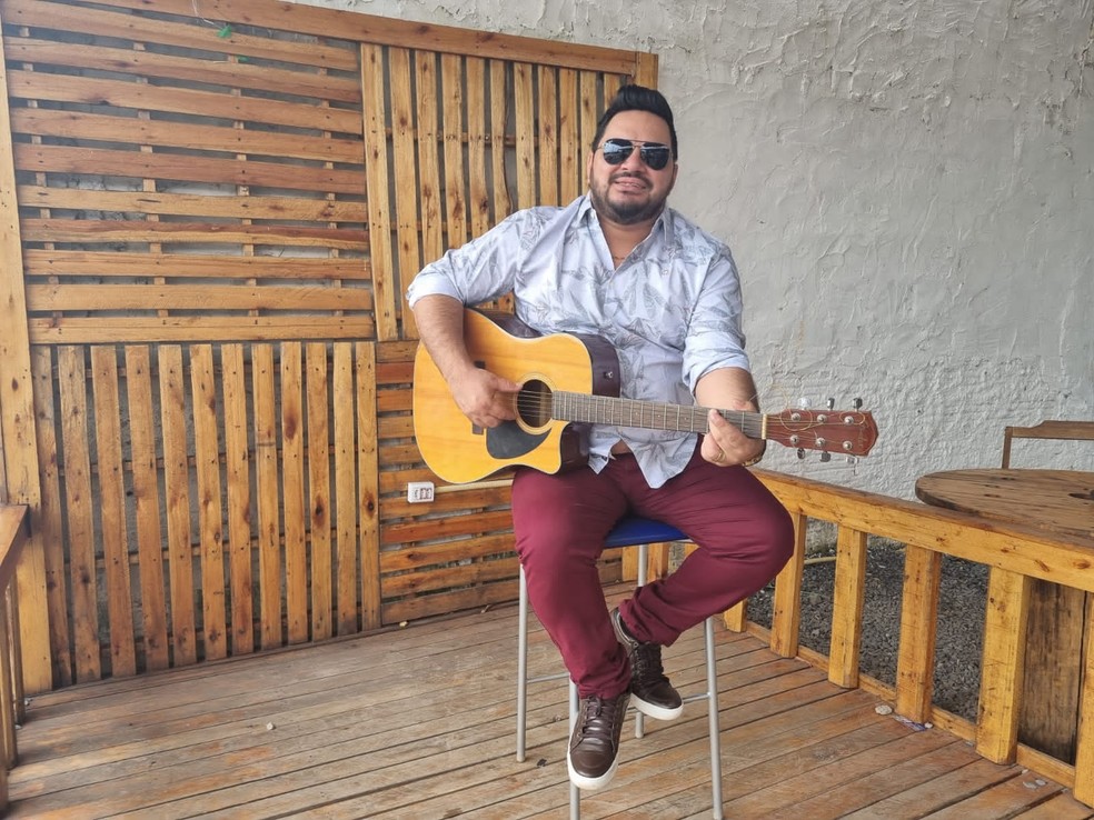 Maykon Moreno canta em bares da cidade — Foto: Iury Lupaudi/TVCA