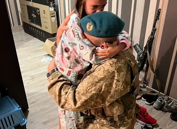 Encontro de filha com soldado (Foto: Reprodução Daily Mail )