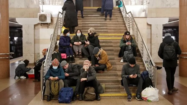 Moradores estão se abrigando em estações de metrô (Foto: Reuters via BBC)