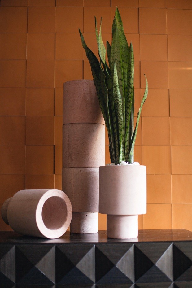 Vasos de cerâmica reciclada, 20 x 30 cm, da coleção Componente, por R$ 657 cada um, na Boobam (Foto: Mayra Azzi / Editora Globo)