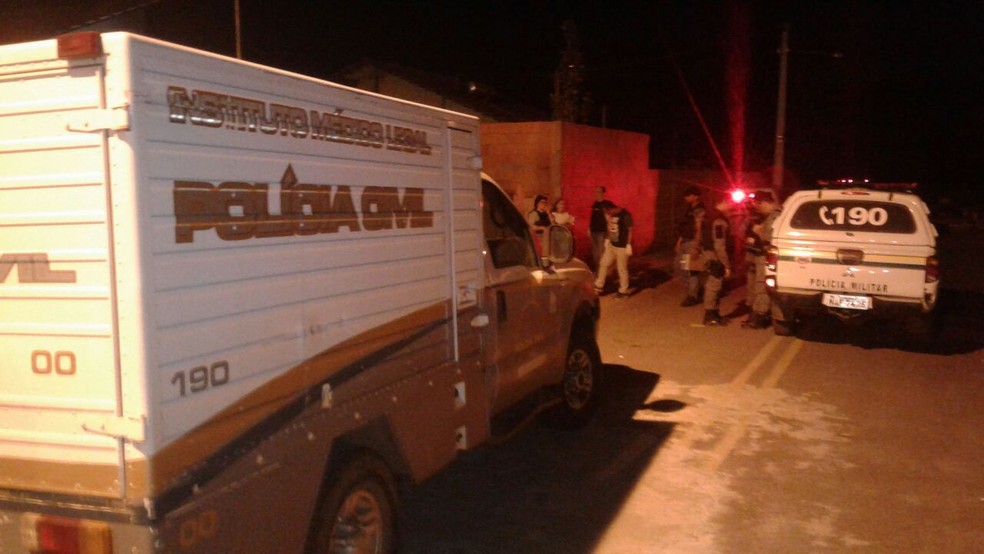 Populares informaram que ouviram barulho de tiro e encontraram a vítima caída dentro de um quintal (Foto: Gilberto Sampaio/Rede Amazônica Acre)