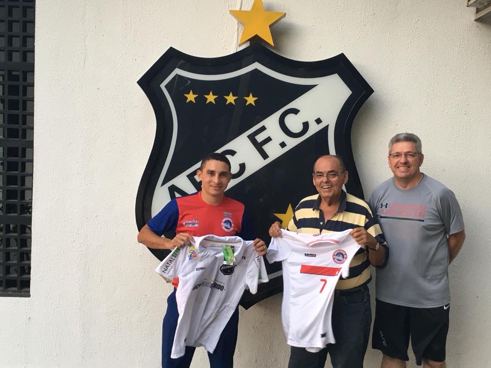 Maranhão presenteia presidente com camisa do Porto Velho Esporte Clube e é recebe outra do ABC — Foto: Jeanderson Maranhão / arquivo pessoal