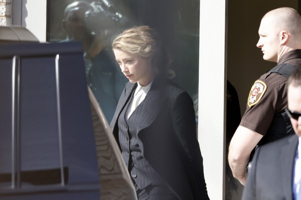 A atriz e modelo Amber Heard deixando sessão do julgamento na qual é acusada de difamação pelo ex-marido, o ator Johnny Depp (Foto: Getty Images)