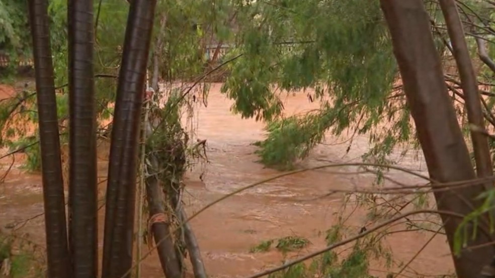 Por conta dos riscos de enchentes e pontos de alagamento, a prefeitura de Jaú alerta moradores evitem áreas de risco — Foto: TV TEM /Reprodução
