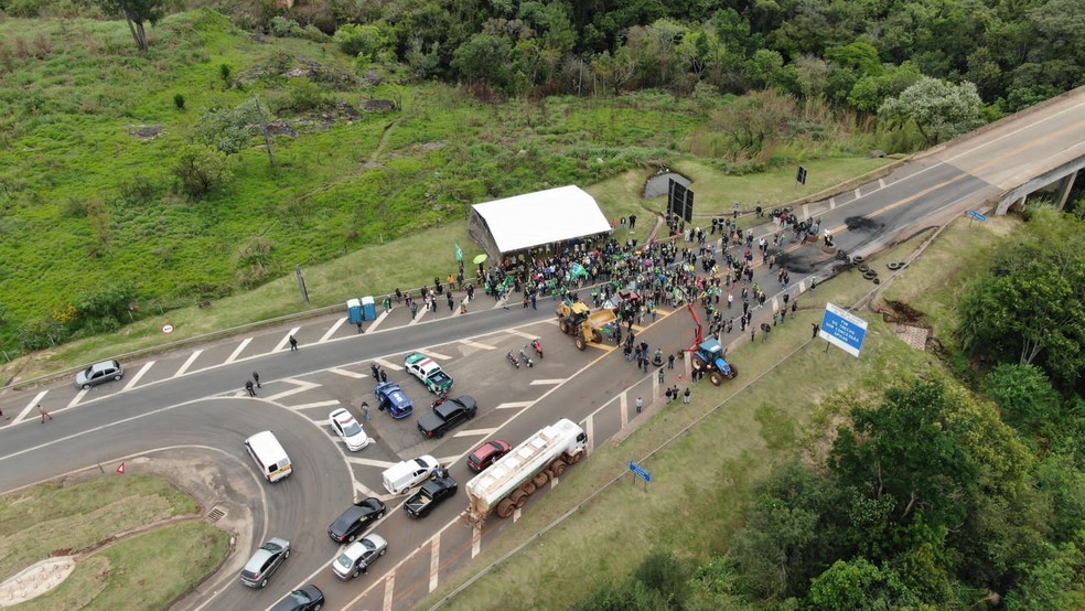 Bloqueio de caminhoneiros em Itararé (SP).  — Foto: Policiamento Aéreo-GCM de Itararé/Divulgação