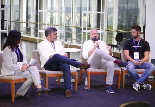 A jornalista Stela Campos media o debate entre Conrado Schloachauer, Leandro Herrera e Hugo Silveira no FICE 2018 (Foto: Lincon Justo)
