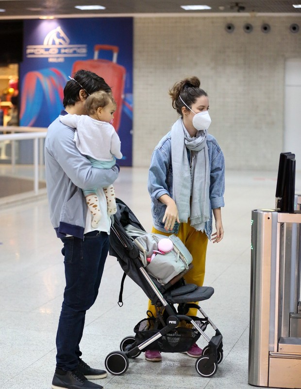 Nathalia Dill e marido embarcam com a filha em aeroporto do Rio (Foto: Victor Chapetta/AgNews)