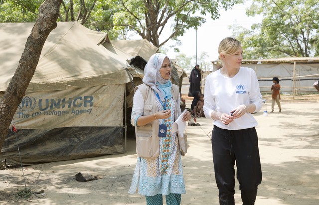 UNHCR Goodwill Ambassador Cate Blanchett meets Rohingya refugees at the UNHCR transit centre, Kutupalong refugee settlement. ; UNHCR Goodwill Ambassador Cate Blanchett is warning of a “race against time” to protect Rohingya refugees from the worst impacts (Foto: Hector Perez UNHCR)