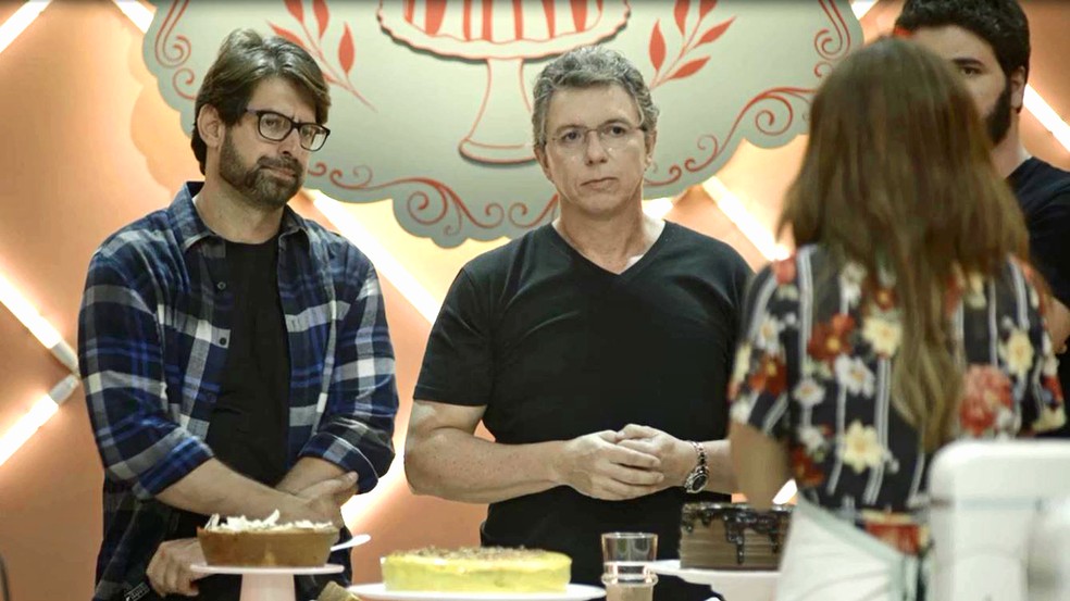 Boninho diz que o bolo de Maria da Paz (Juliana Paes) está muito salgado, em 'A Dona do Pedaço' — Foto: Globo