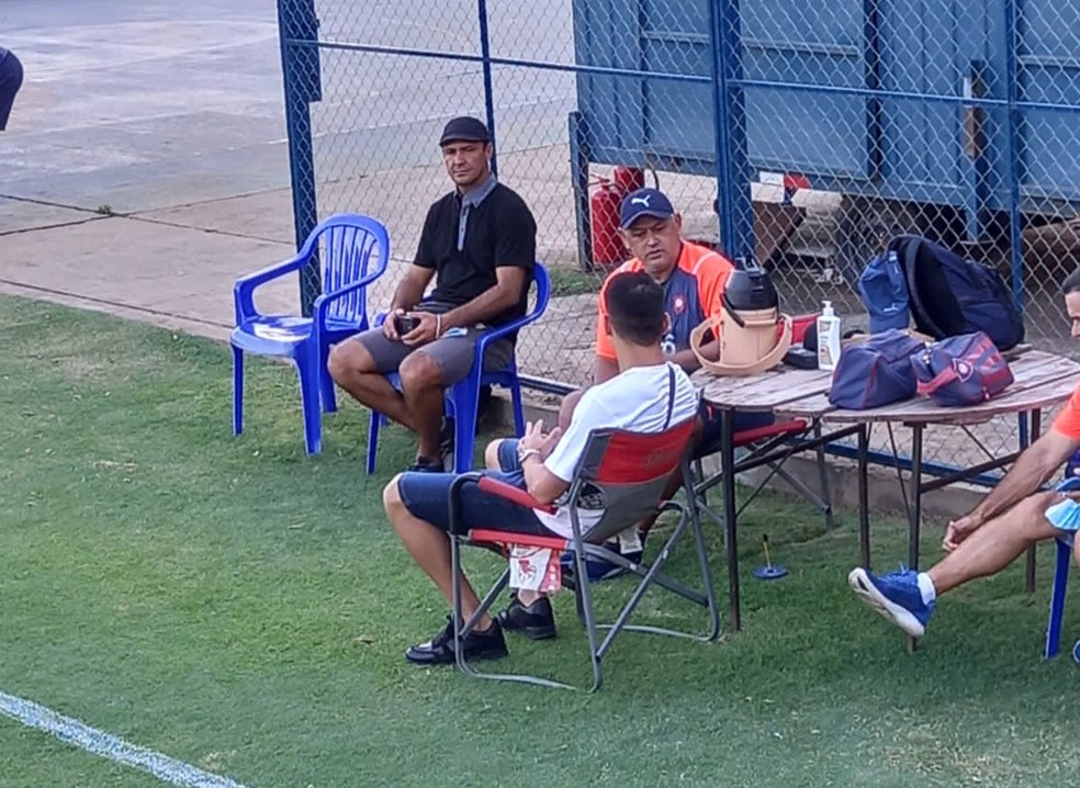 Junior Alonso (de costas) conversa com Arce no treino do Cerro Porteño — Foto: Reprodução 