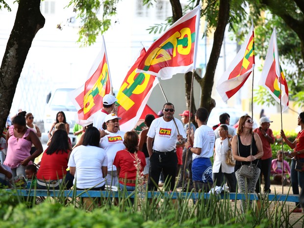 Diversas centras sindicais se concentraram na praça centenário (Foto: Jonathan Lins/G1)