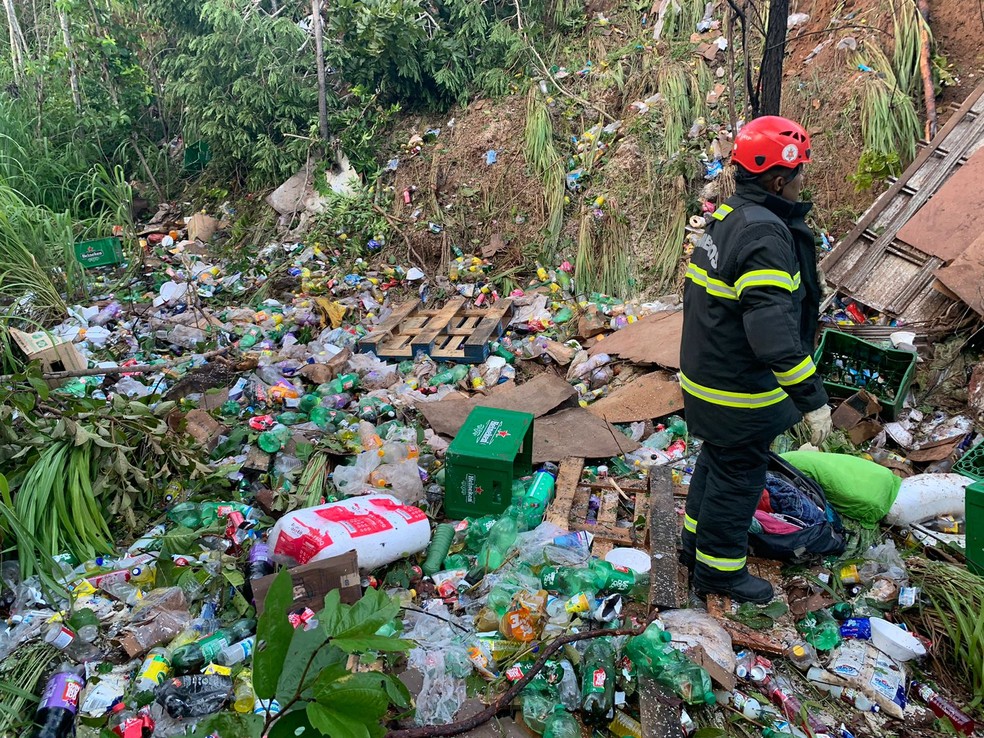 Carga ficou espalhada pelo penhasco na TO-255 — Foto: Divulgação/Bombeiros