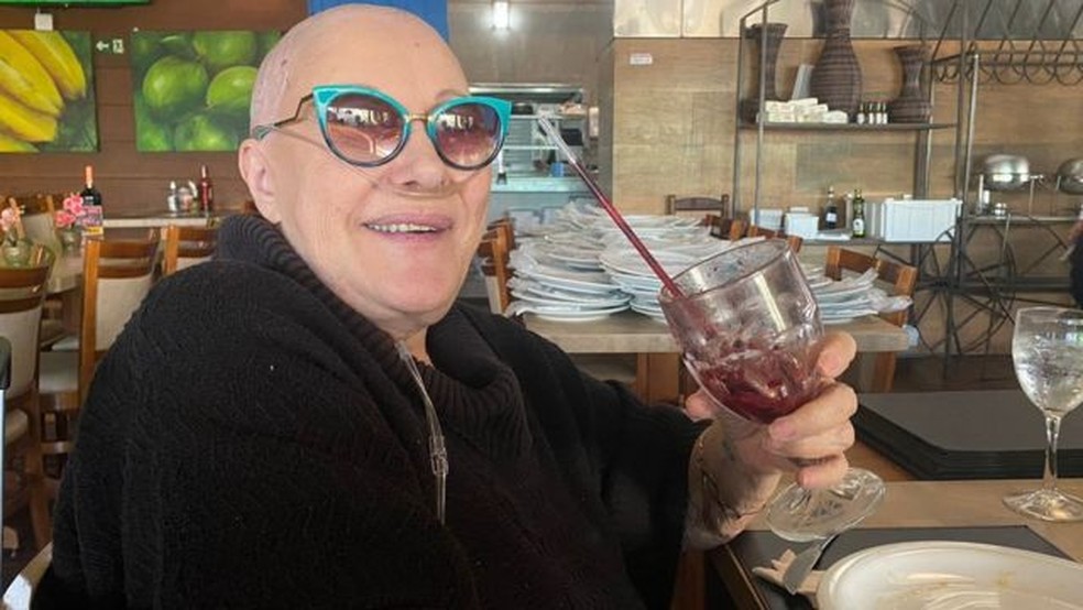 Em vídeo publicado no último sábado, Inês compartilhou o momento em que raspou o cabelo em razão do tratamento contra doença — Foto: ARQUIVO PESSOAL/BBC