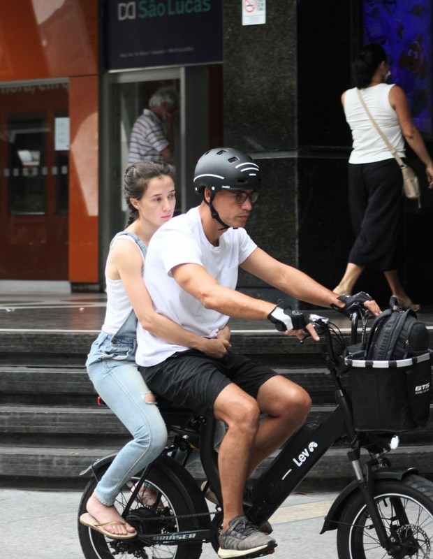 Marjorie Estiano circula acompanhada de bike elétrica no Rio (Foto: Rodrigo Adão/AgNews)