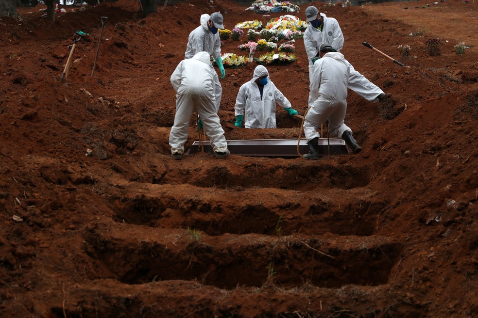 Enterro de Jose Soares, vítima do coronavírus, no Cemitério São Luiz, em São Paulo — Foto: REUTERS/Amanda Perobelli