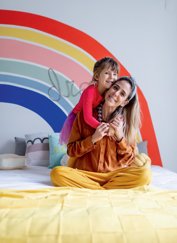 A pintura em arco-íris no quarto de Olivia fo i desenhada pela arquitet a e executada junto com o pintor da obra (Foto: Fernanda Bozza / Divulgação)