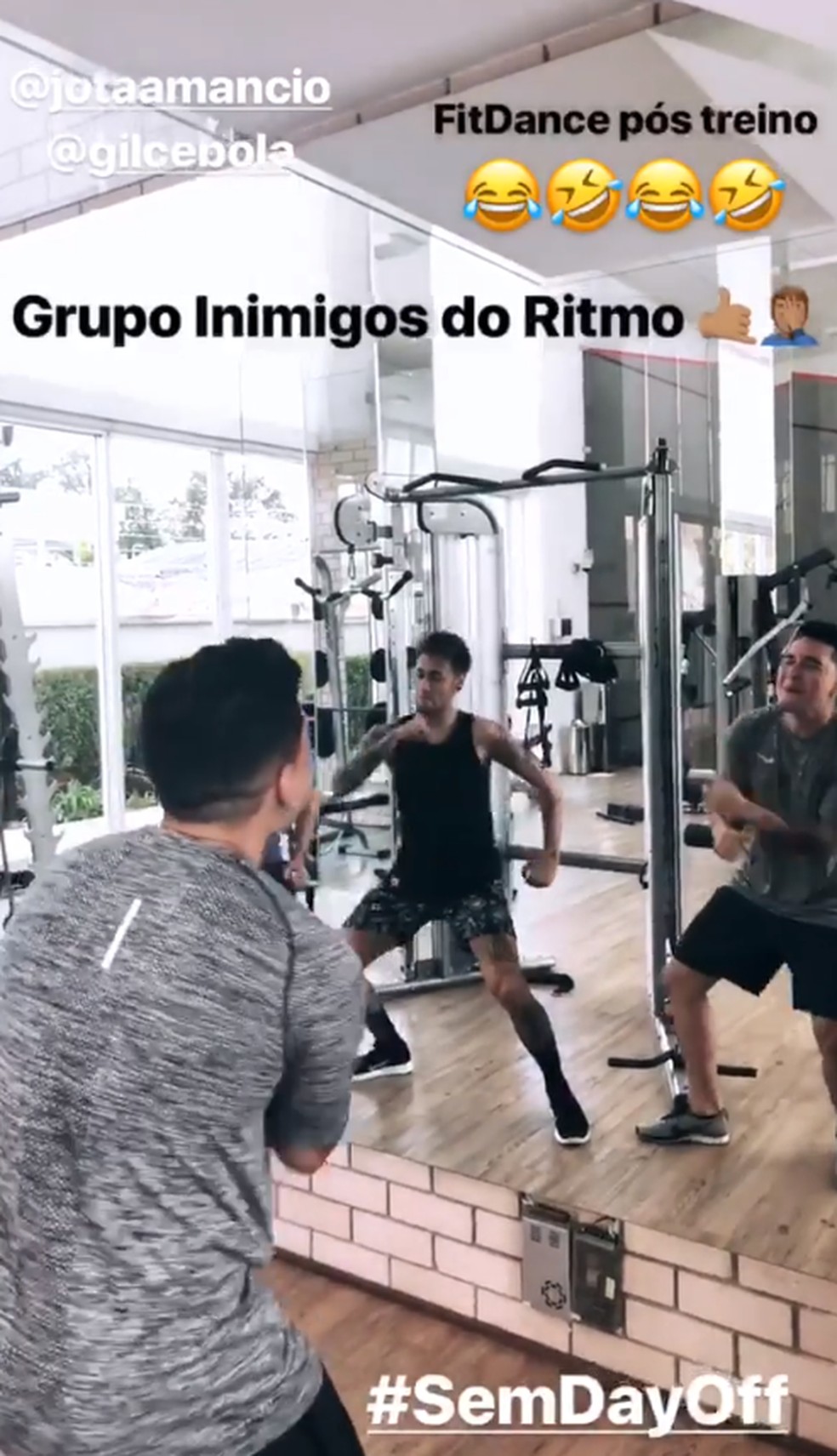Neymar danÃ§ando ao lado dos parÃ§as (Foto: ReproduÃ§Ã£o/Instagram)