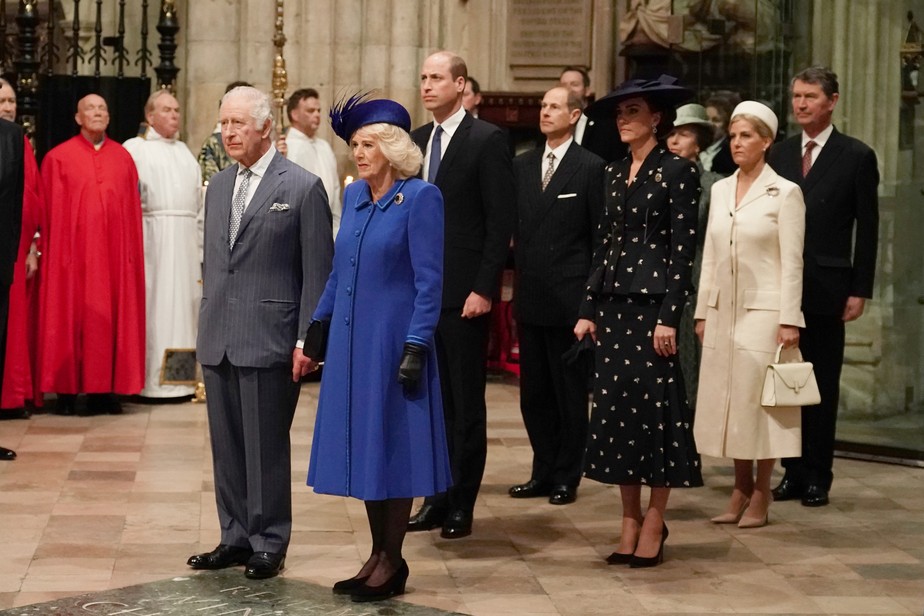 O Rei Charles III e a Rainha Consorte Camilla na companhia de membros da realeza britânica em evento no Reino Unido