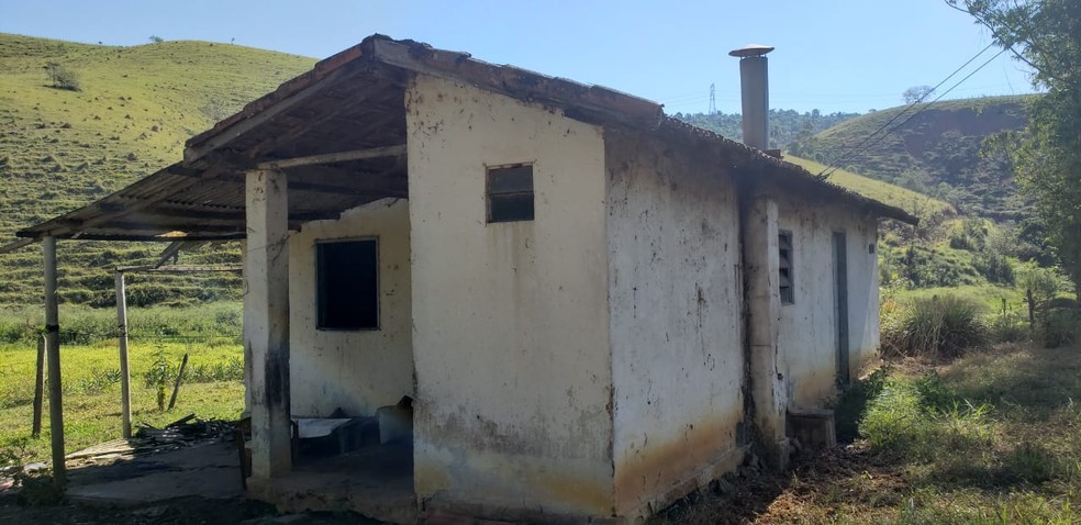 Casebre em que vivia homem e a mãe na zona rural de São José dos Campos — Foto: Divulgação/MPT