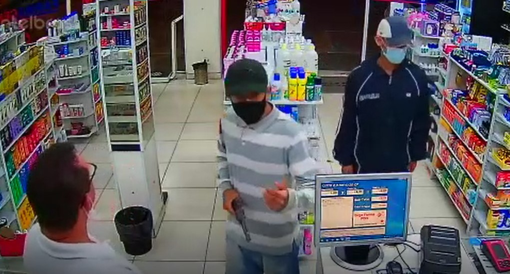Dupla rouba dinheiro e barras de cereal durante assalto à farmácia em Itanhaém, SP; vídeo