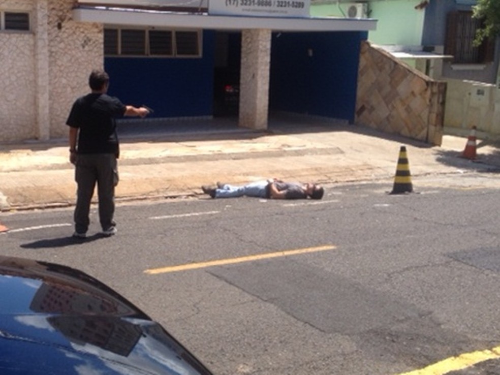 Policial na hora da reconstituição da morte do morador de rua, em 2014 — Foto: Patrick Lima/TV TEM/Arquivo